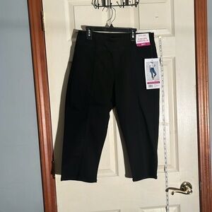 NWT-Faith jeans-8-black-high-rise Capri seamed pull on jeans 2 pockets in  back